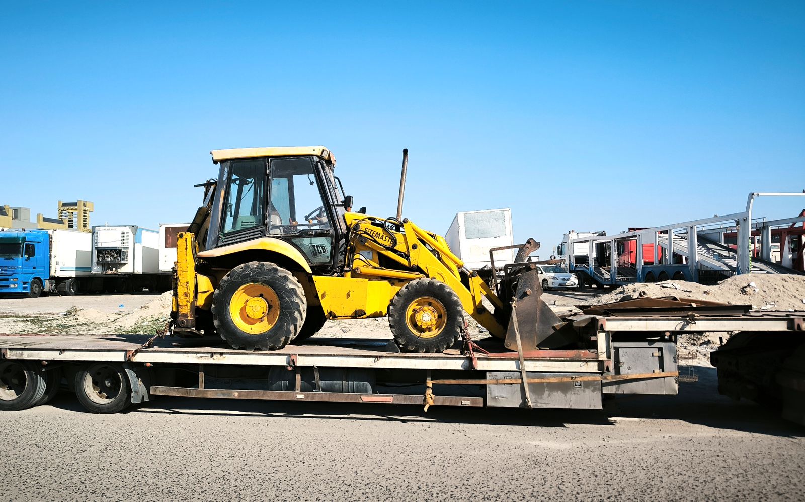Plateauwagen en machinetransporter als verhuurvoorbeeld